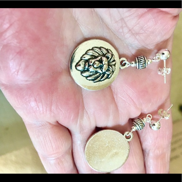 Silver lion post earrings - Picture 4 of 4